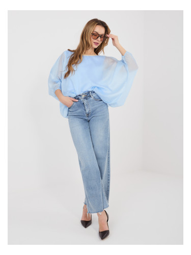 Пастелно синя блуза с ръкави тип „прилеп“