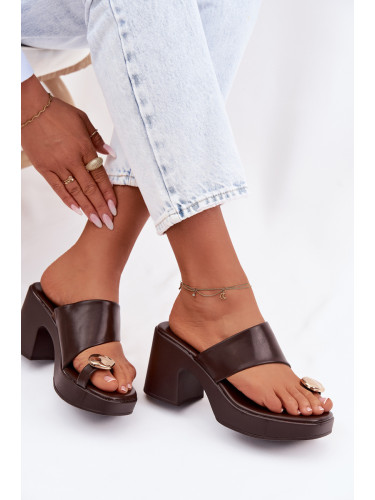 Дамски декорирани чехли на блоков ток