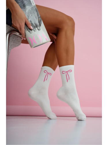 Дамски бели оребрени чорапи с розова панделка