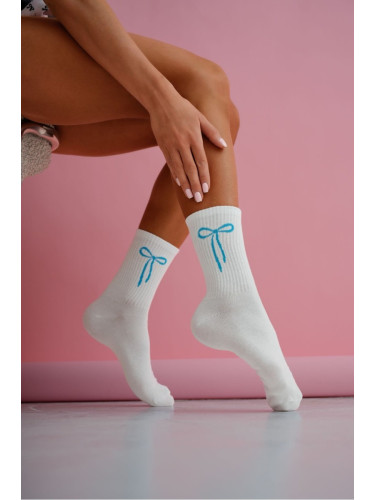 Дамски бели раирани чорапи със синя панделка