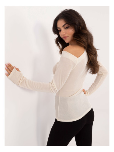 Мека бежова блуза с отвор за палец