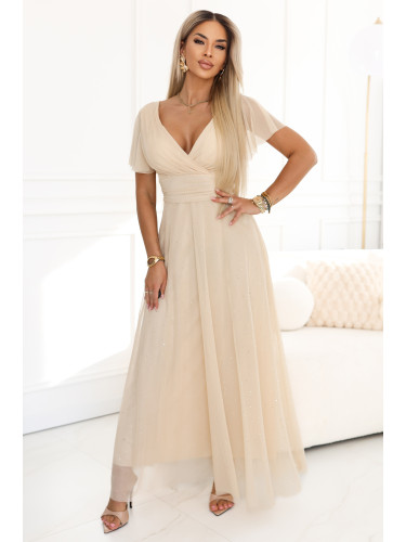 Сватбената рокля на Мелания в бежово