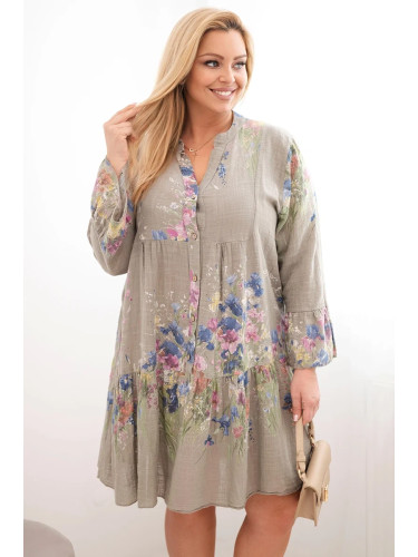 Рокля с флорален принт в голям размер с V-образно деколте и копчета