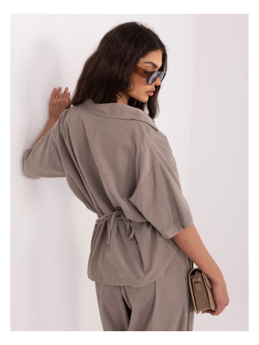 Тъмнобежова асиметрична риза с щраусова принтировка