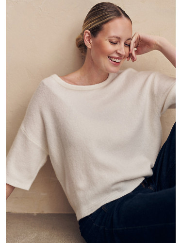 Бял вълнен пуловер с ръкави на лактите