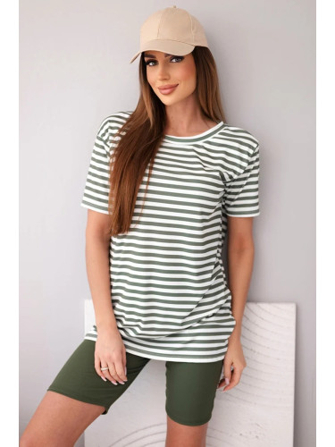 Дамски комплект с къс ръкав на райета и къси панталони