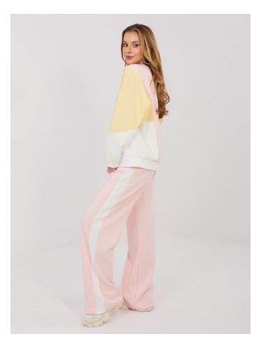 Светлорозови спортни панталони с широки крачоли