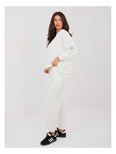 Дамски спортни панталони в цвят екрю