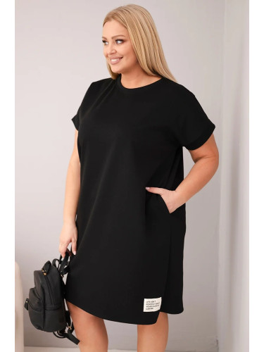 Черна рокля с големи размери с къси ръкави и джобове