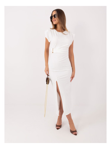 Елегантна екрю рокля с декоративни детайли