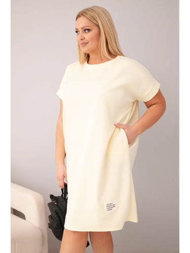 Жълта рокля с големи размери, къси ръкави и джобове