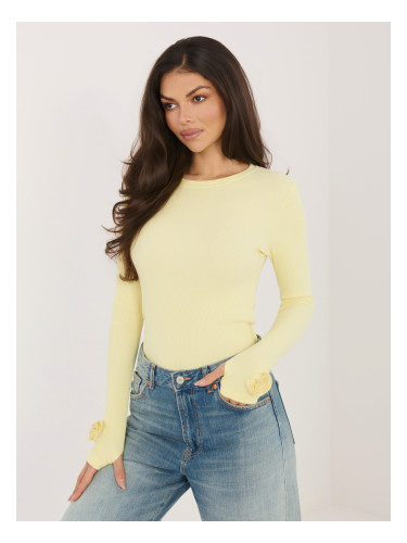 Жълта блуза с декоративни рози