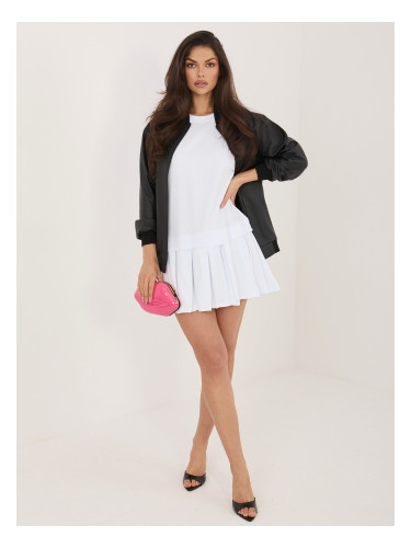 Бяла мини пола с плисирана долна част