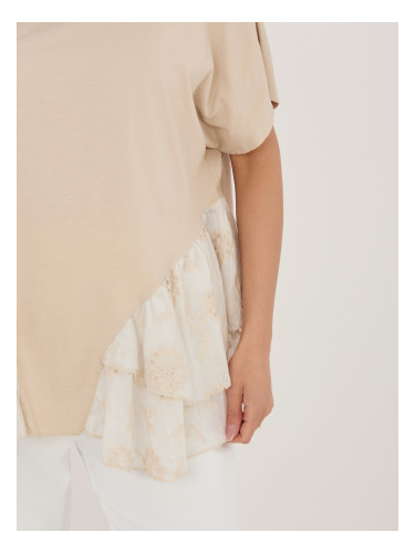 Бежова блуза с разкроен подгъв