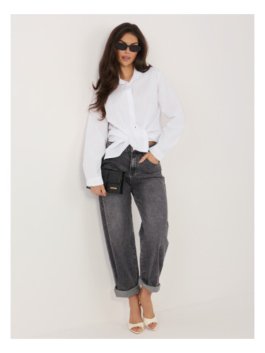 Бяла риза с дълъг ръкав и копчета