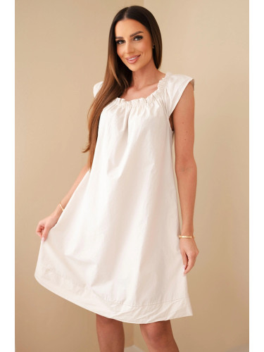 Памучна рокля с волани и бежови къдрици