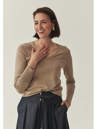 Бежов класически пуловер с V-образно деколте