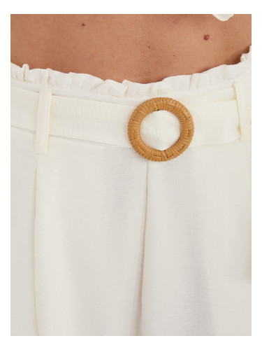 Бели летни шорти с джобове