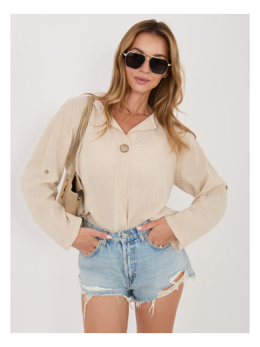 Бежова лятна блуза с декоративно копче