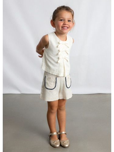 Детски къс ленен панталон в бежов цвят с бродерии на джобовете Mayoral
