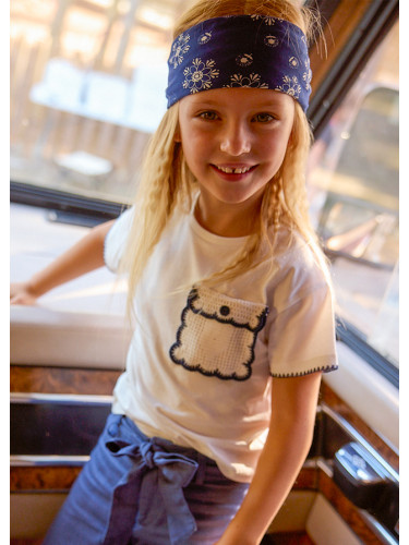 Детска тениска в цвят екрю с бродиран джоб Mayoral