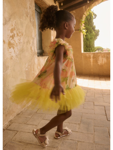 Рокля в прасковен цвят с принт цветя и жълт тюл в края Abel & Lula