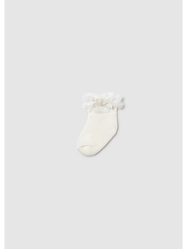 Бебешки чорапи в бял цвят с дантела и панделка Mayoral