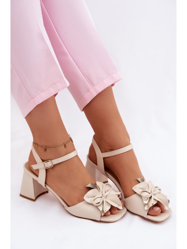 Дамски сандали с декоративно цвете Vinceza