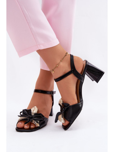 Дамски сандали на ток с декоративно цвете