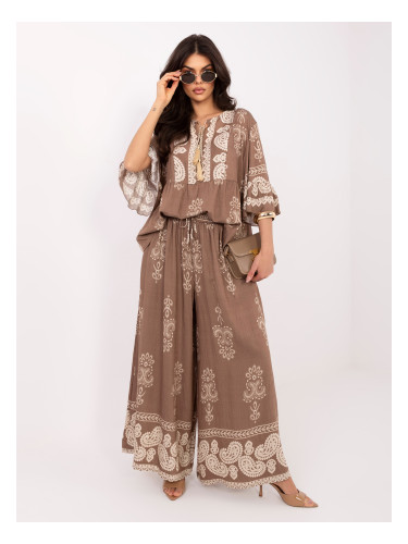 Бежов летен тоалет с връзки на деколтето