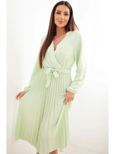 Елегантна рокля с панделка и плисиран подгъв