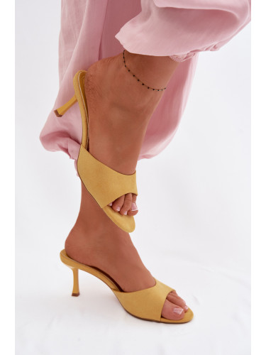 Жълти велурени сандали на ток Melissea