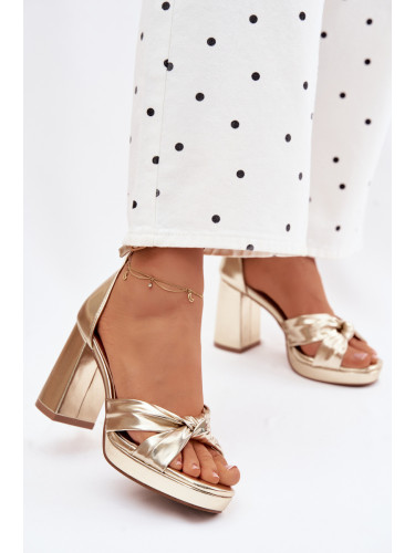 Дамски сандали с дебел ток в златисто