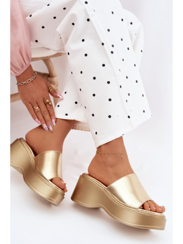 Дамски сандали на платформа Virelia златисти