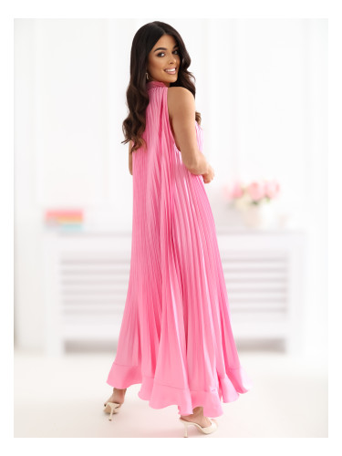 Розова коктейлна рокля с деколте тип „халтер“