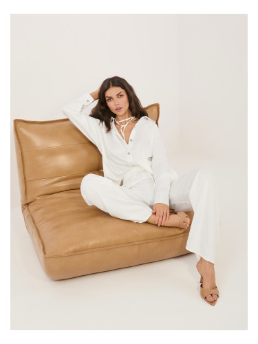 Елегантен бял комплект с прави панталони