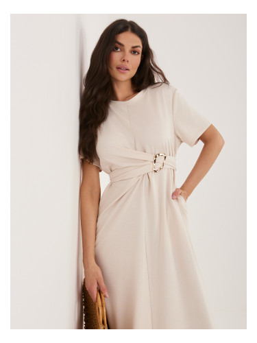 Светлобежова лятна рокля с декоративен колан