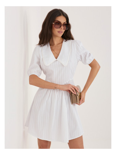 Бяла мини рокля с райета