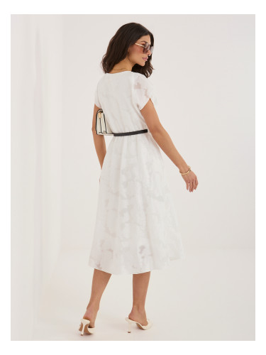 Бяла елегантна рокля с лиосел