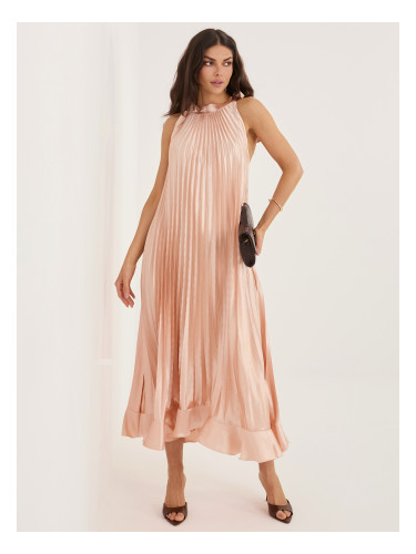 Прасковена рокля с деколте тип „халтер“