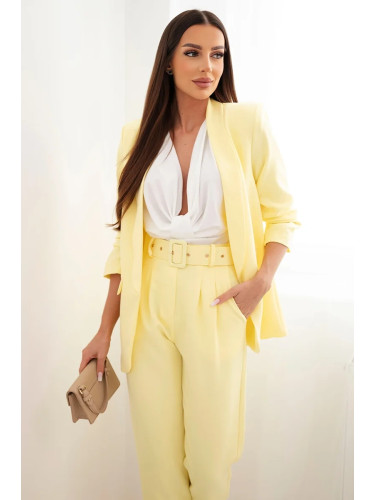 Елегантен комплект от жълто яке и панталон