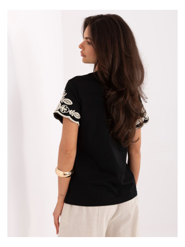 Черна блуза с бродерия на ръкавите