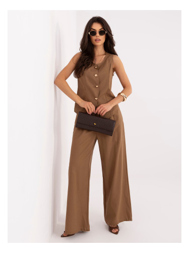 Светлокафяв летен тоалет с жилетка