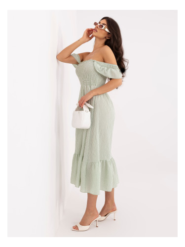 Лятна рокля в цвят шамфъстък с волани