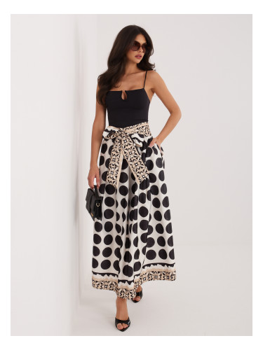 Черна миди пола с големи точки
