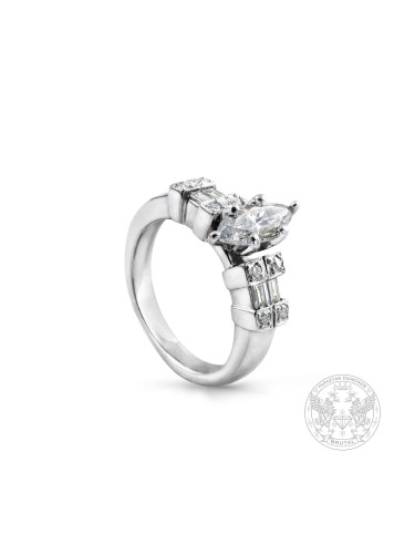 Бутиков годежен пръстен с централен диамант под формата на маркиз и 2 вида