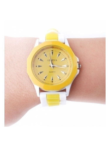 Жълт спортен часовник