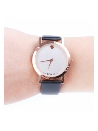 Стилен черен часовник с бял циферблат