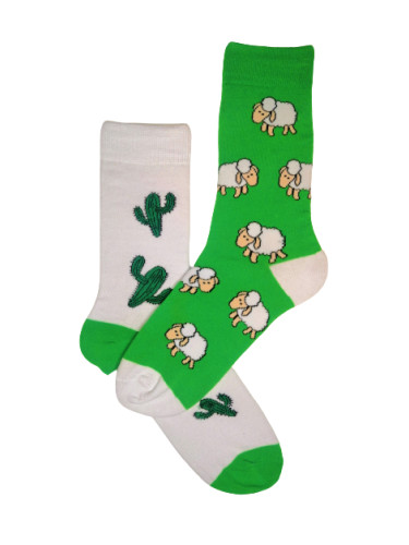 Различни чорапи с кактуси и овце