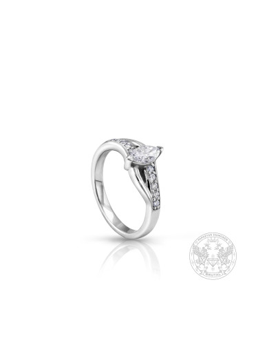 Годежен пръстен в бяло злато с централен диамант форма маркиз и странични